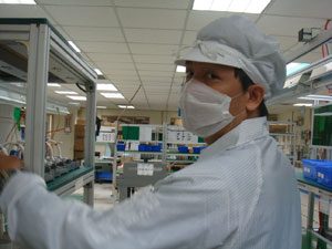 cleanroom-suit-worker-small